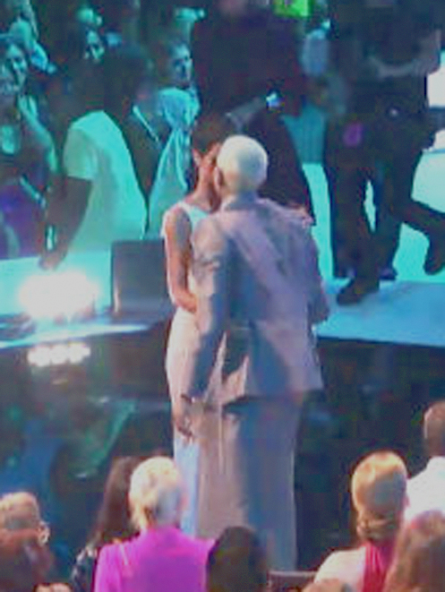 Rihanna et Chris Brown se sont embrassés pendant les VMA's