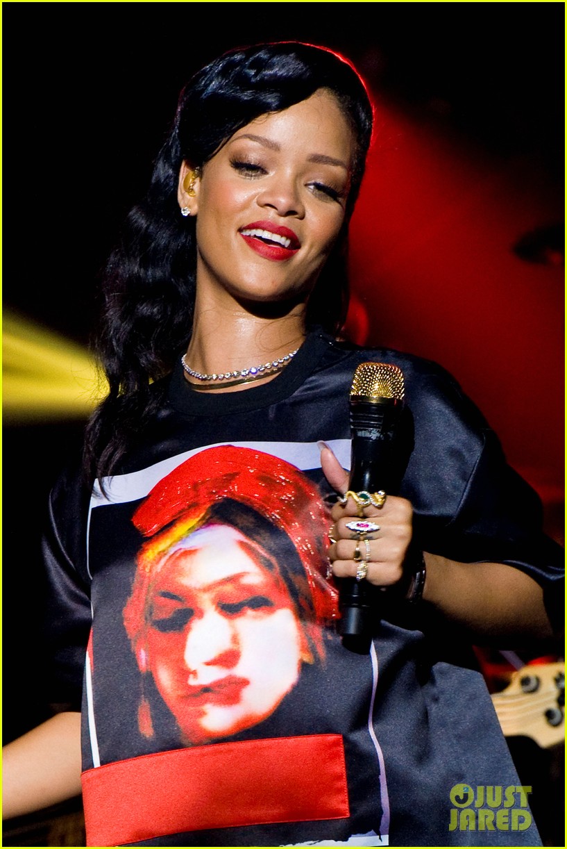 Rihanna sur scène au Trianon à Paris pour le 777 Tour.
